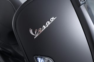 Vespa GTS 300 HPE Super Tech Armani Edition